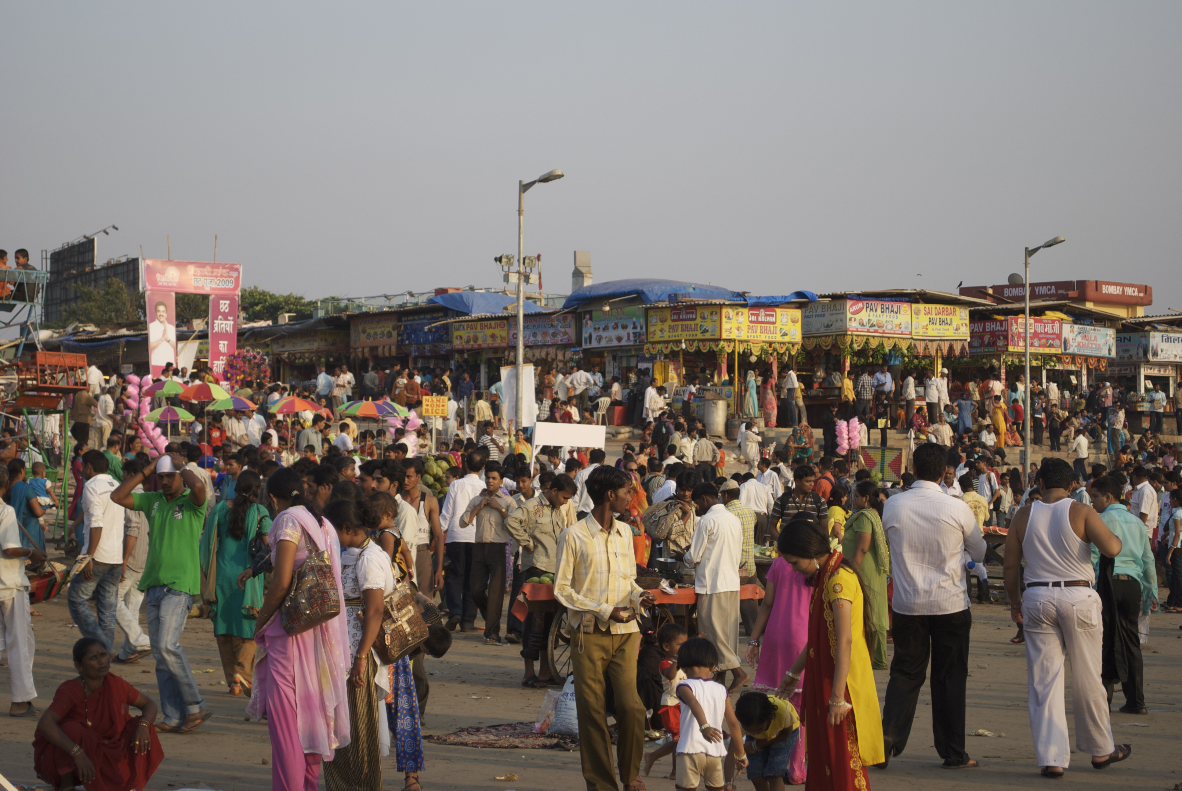 Juhu beach Mumbai crowd population density