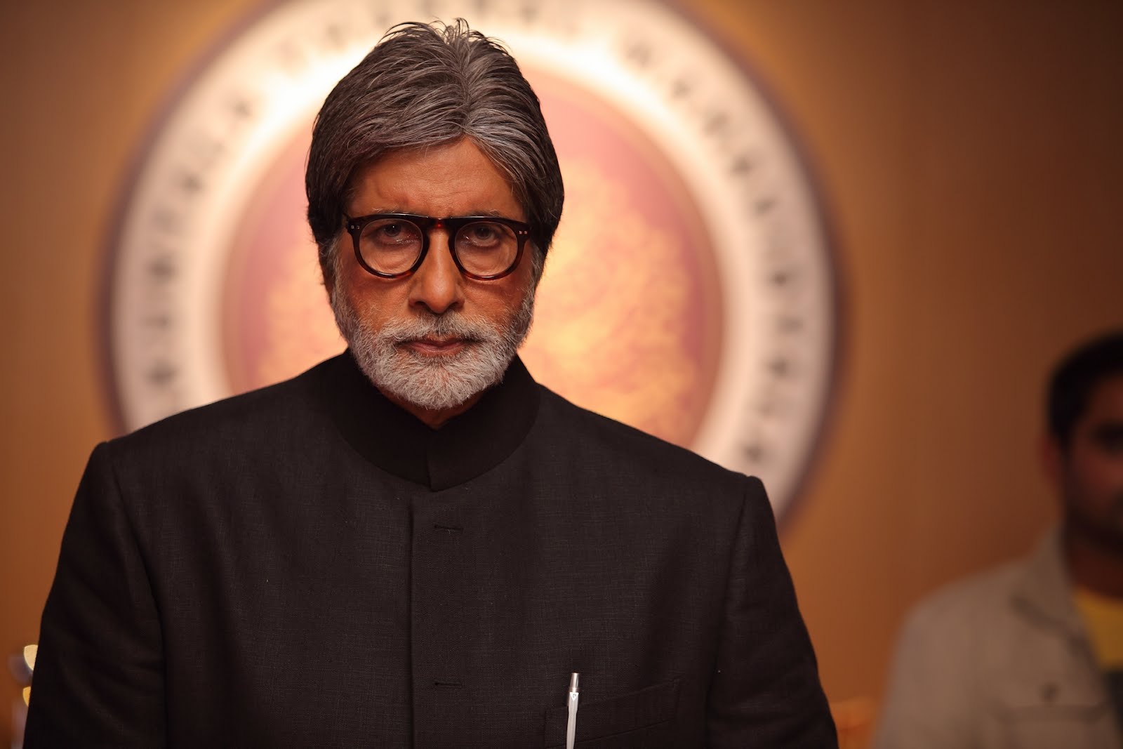 Amitabh Bachchan teaches an important life lesson to a boy insulting his parents on Twitter!
