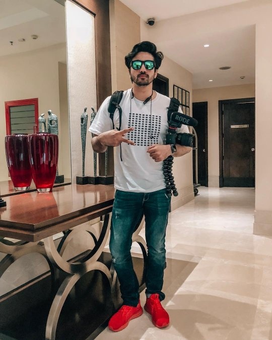 Mumbiker Nikhil off to celebrate Eid in his new videos