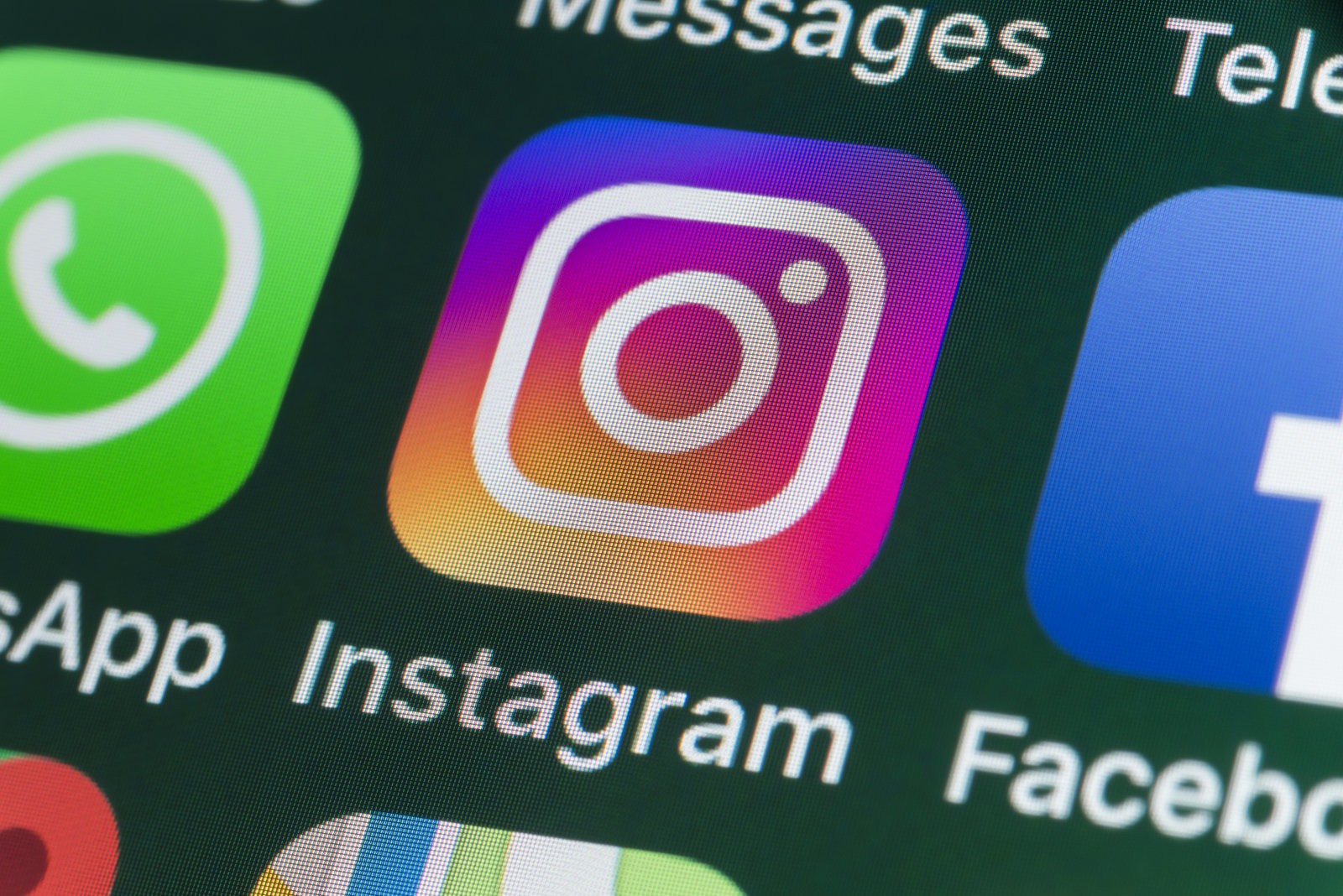 Facebook plans to put its name on Instagram, WhatsApp