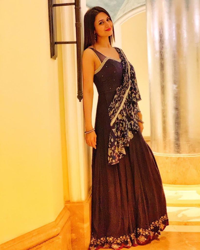 Divyanka Tripathi at Zee Rishtey Awards 2017 – South India Fashion