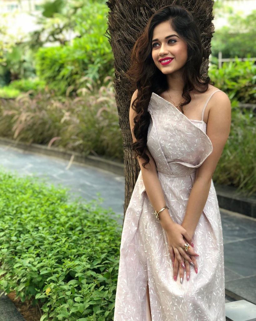 Jannat Zubair crossed the limits of bo*ldness, posted s*xy pictures wearing  such a short dress - informalnewz