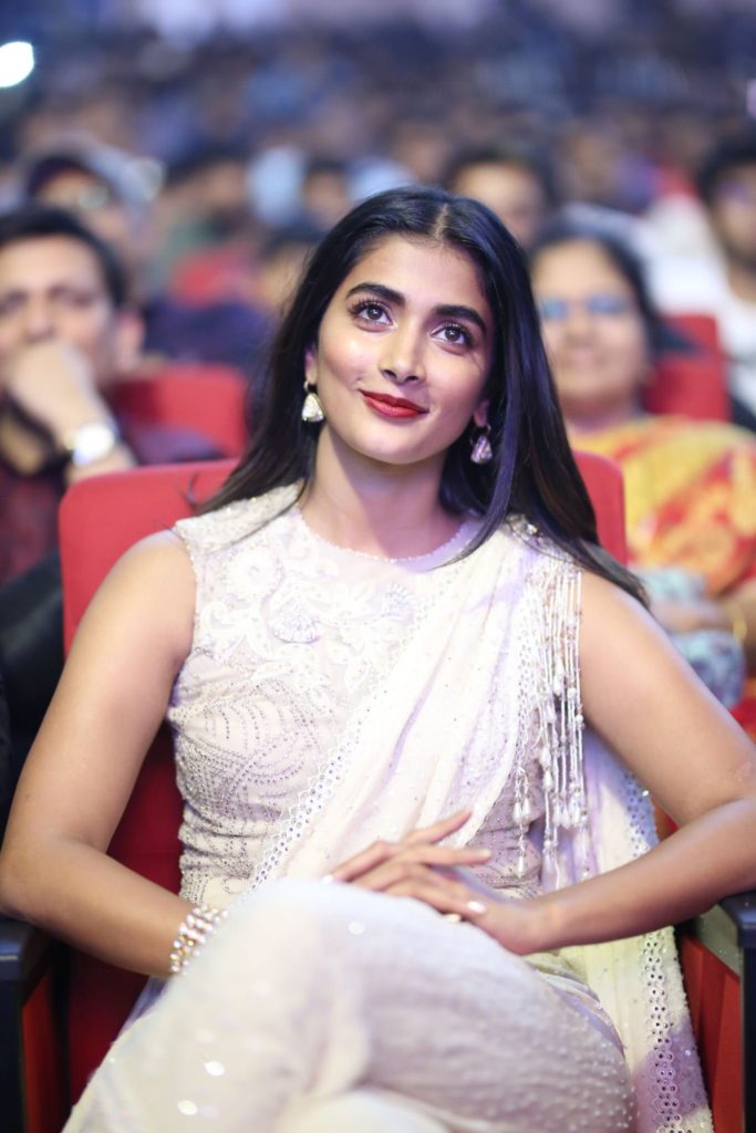 High Quality Bollywood Celebrity Pictures: Pooja Hegde 