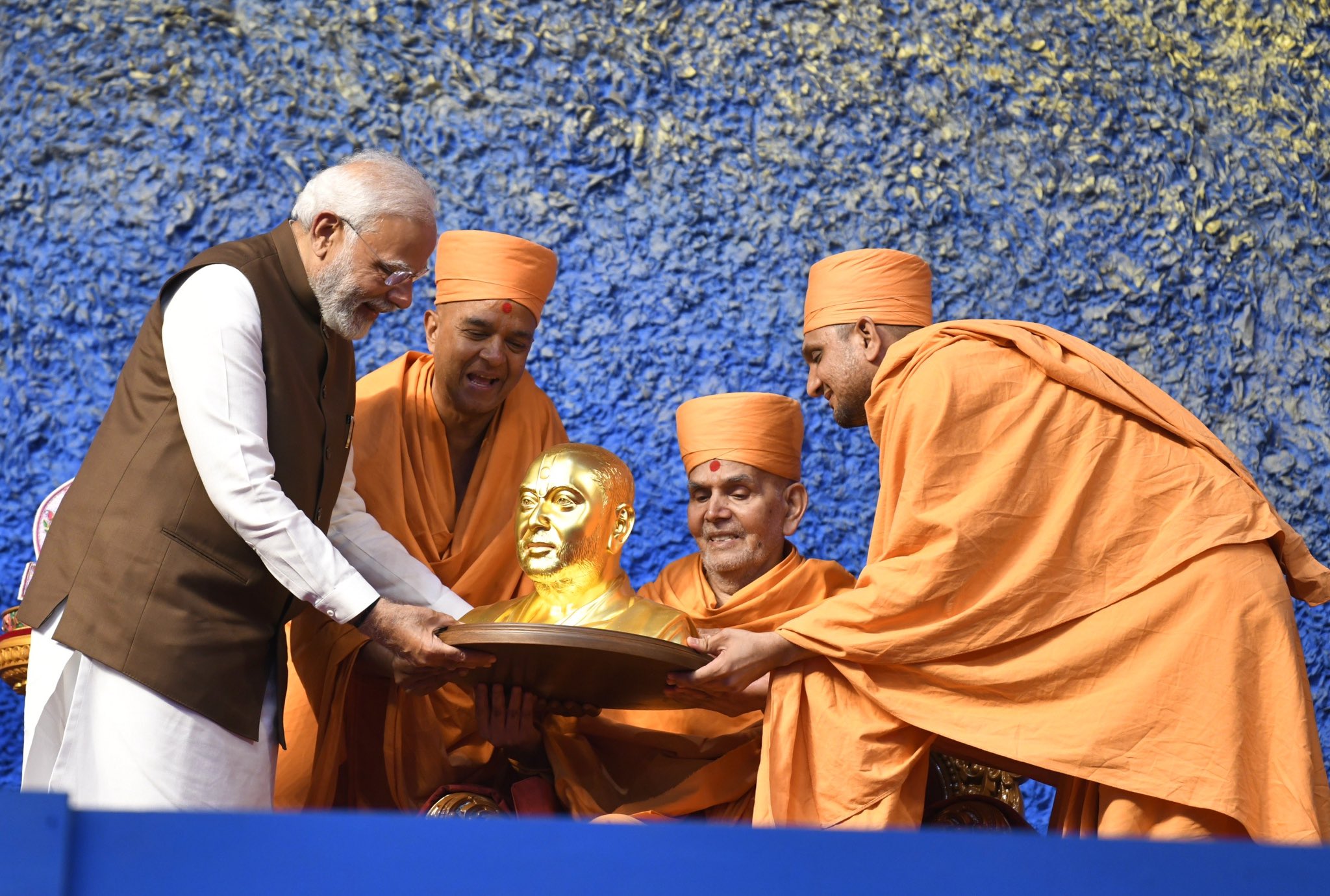 Pramukh Swamiji touched countless lives all over the world with his impeccable service, humility and wisdom: PM Modi